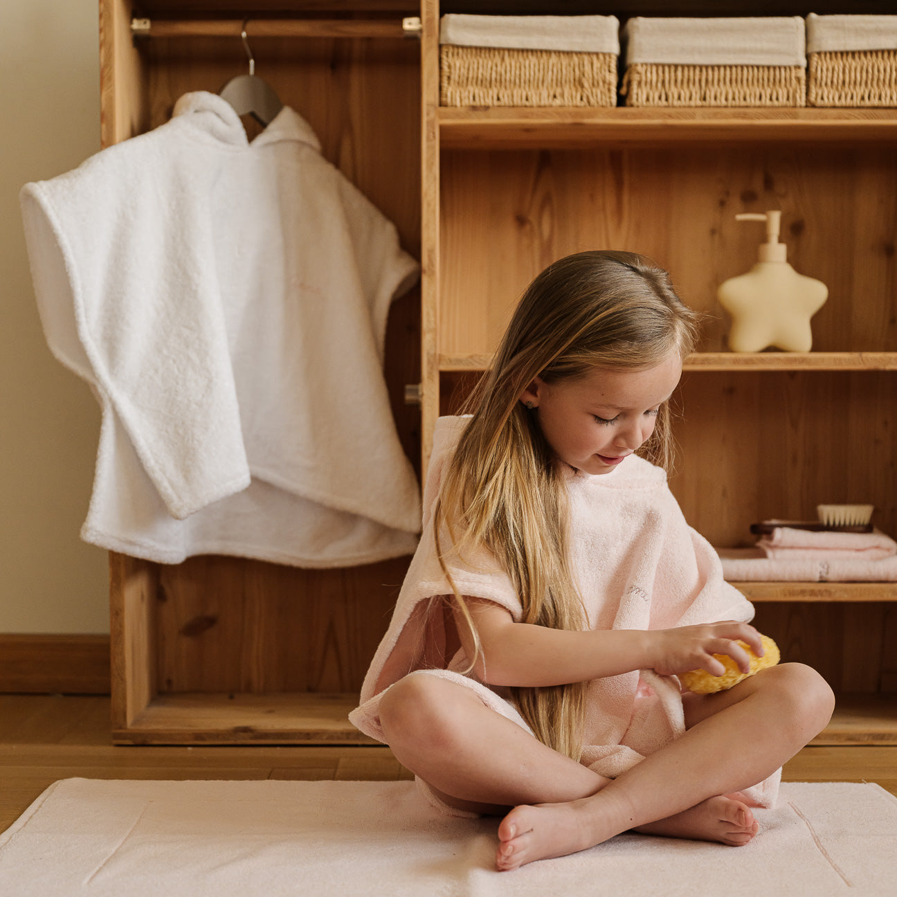 Poncho de bain pour enfant
- Taille unique (2-4 ans)- Rose Cerizier- Coton classique - Dalfilo