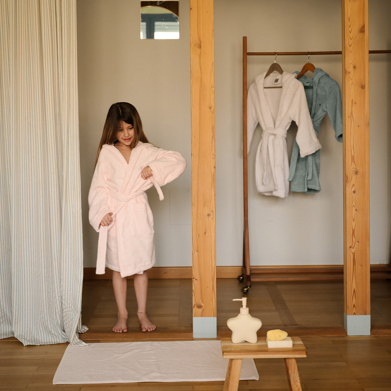 Peignoir enfant à capuche
- 4-6 ans- Rose Cerizier- Coton - Dalfilo